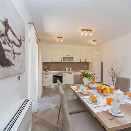 Apartment Anita - Six Bedroom With Private Pool And Terrace Gruda