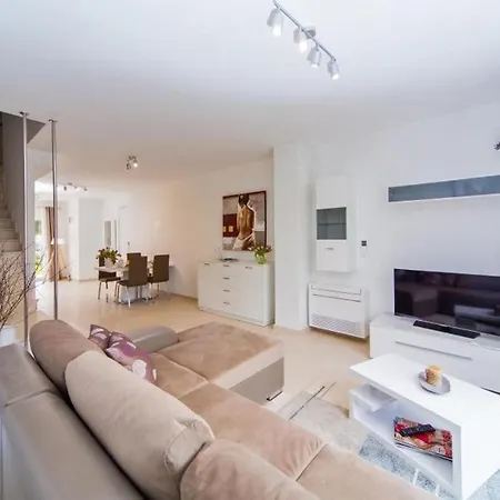 Anita - Six Bedroom With Private Pool And Terrace * 그루다